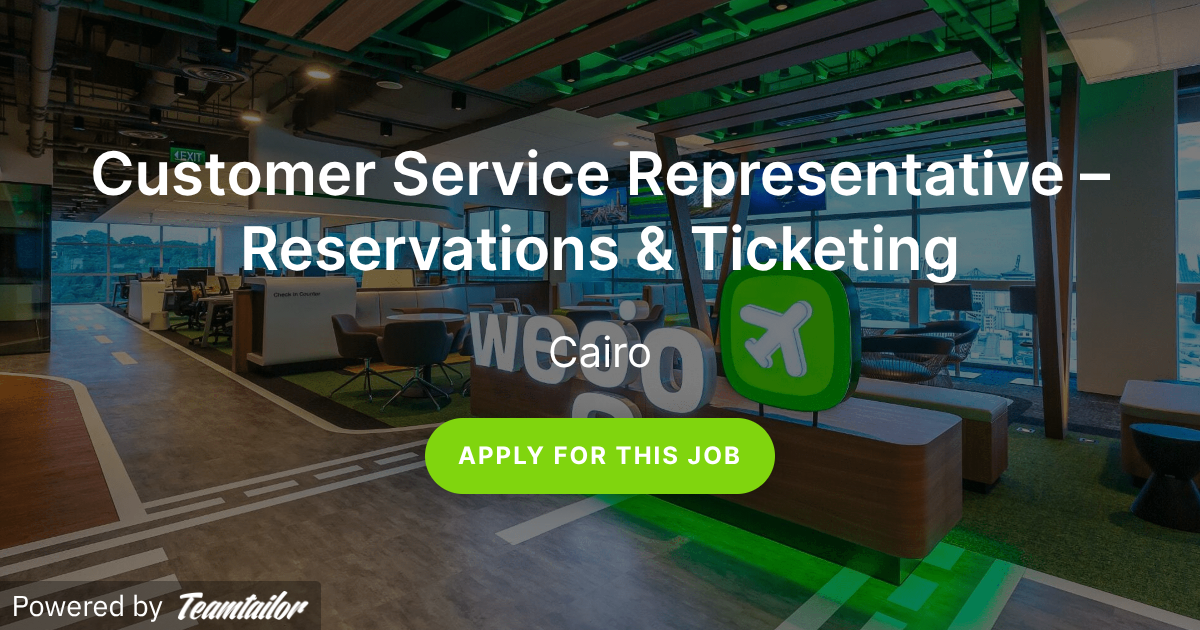 ممثل خدمة عملاء في القاهرة يستقبل مكالمة بابتسامة